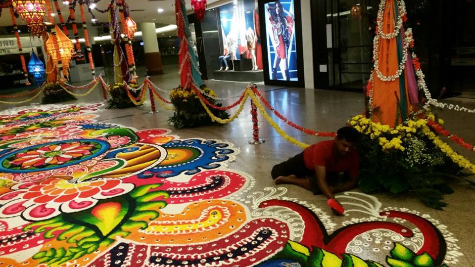 Ruben membuat kolem sepanjang 18 meter di MidValley sempena Deepavali pada tahun lalu